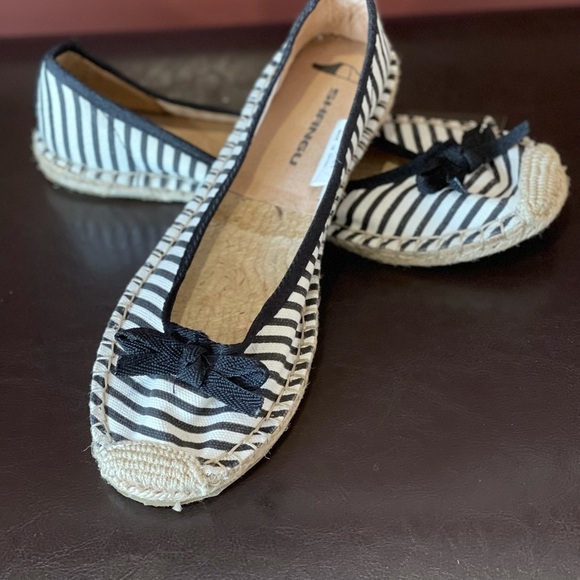 Shangu blank and white stripe new with tag size 9 slip on flats - Picture 10 of 14